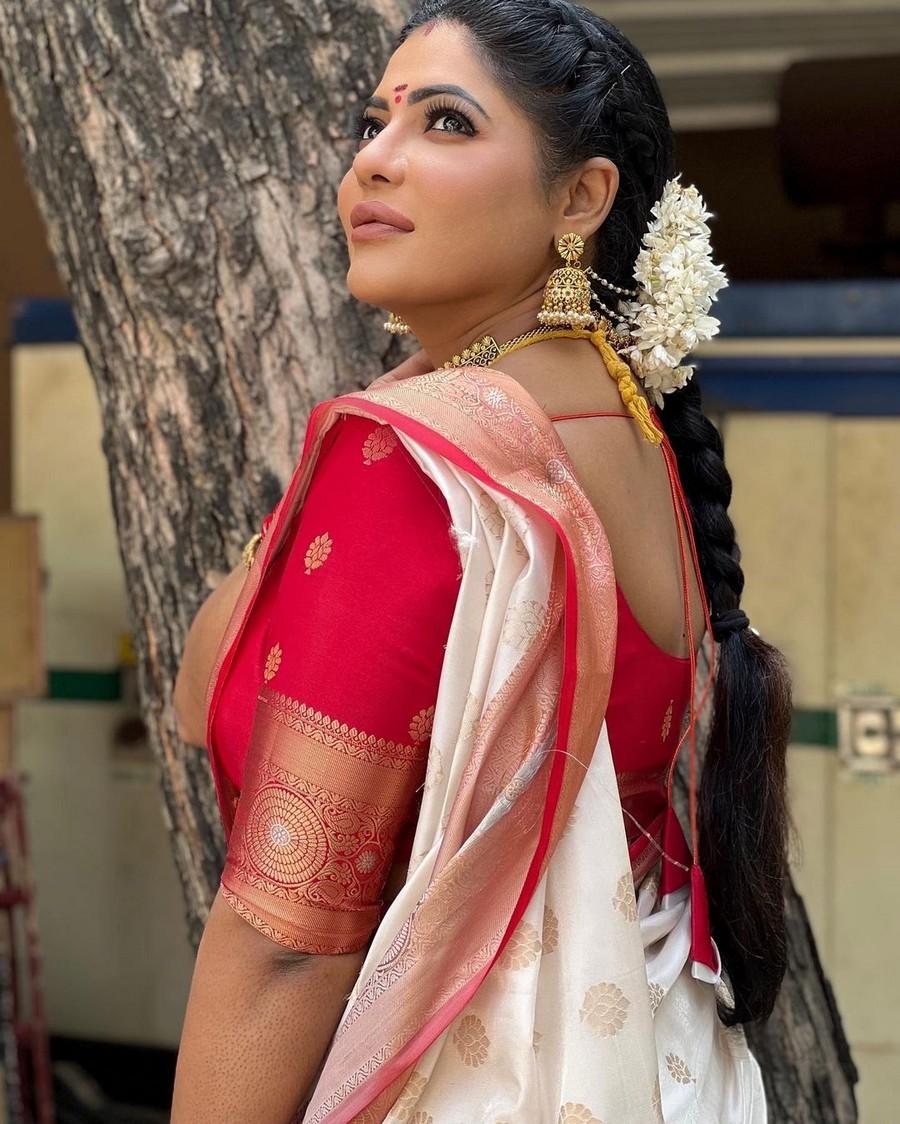 Reshma Pasupuleti Looking Gorgeous In White Saree Telugu Rajyam Photos